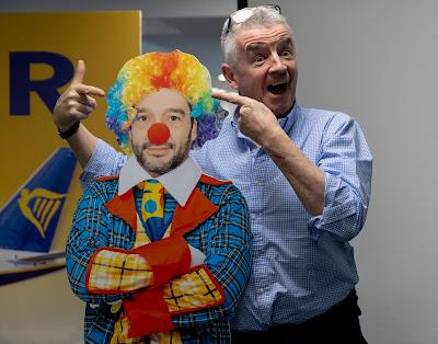 El presidente de Ryanair viste de “payaso” al ministro de Consumo y le culpa de una subida de precios.