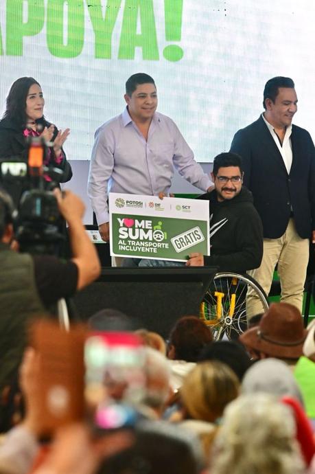 Gallardo entrega tarjetas con 60 viajes mensuales gratis para transporte público a 6500 personas con discapacidad