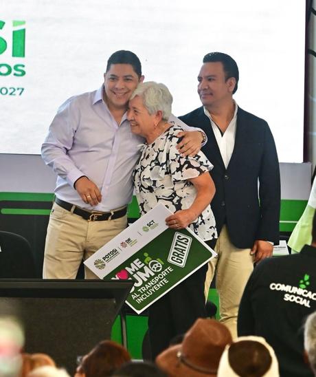 Gallardo entrega tarjetas con 60 viajes mensuales gratis para transporte público a 6500 personas con discapacidad