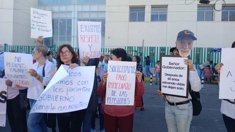 Exigen pago de jubilaciones a médicos del Hospital Central; acusan incumplimiento de pagos