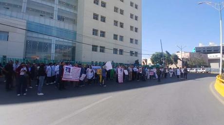 Exigen pago de jubilaciones a médicos del Hospital Central; acusan incumplimiento de pagos