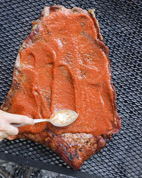 colocar salsa sobre matambre