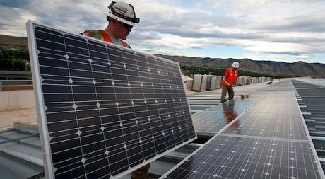 trabajadores instalando placas fotovoltaicas