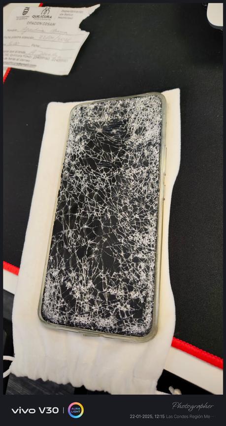 V40 SE: el dispositivo que cayó al Metro y salió apenas con la pantalla quebrada de las entrañas de Santiago