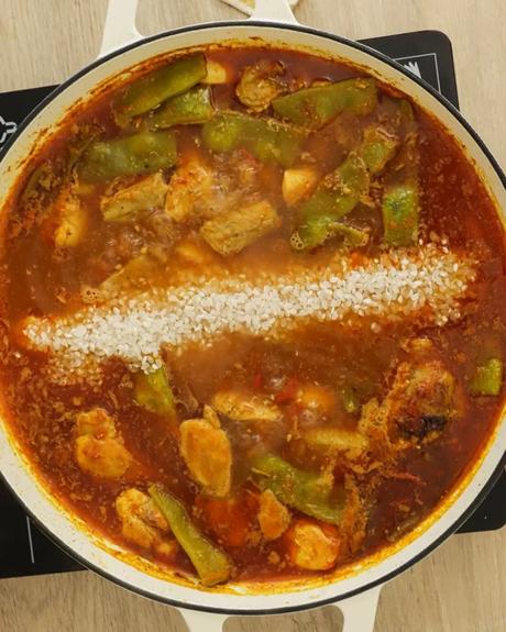 añadir arroz a la paellera