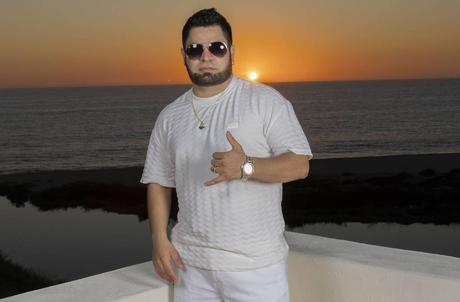 Javier Manríquez presenta su nuevo sencillo: «Café»