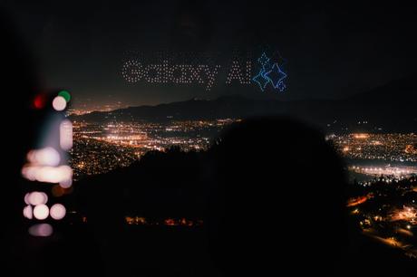 Santiago se llenó de luces: Samsung lanzó serie Galaxy S25 con un show de más 300 drones