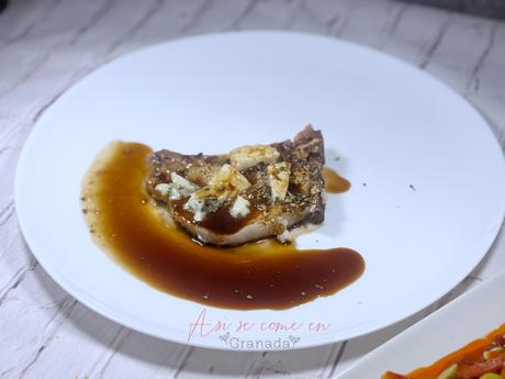 Chuletas de cerdo con queso azul y salsa de miel y Oporto Chuletas de cerdo con queso azul y salsa de miel y Oporto