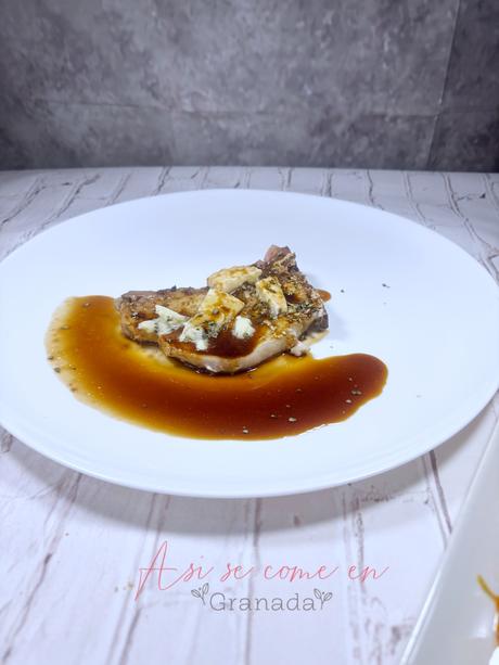 Chuletas de cerdo con queso azul y salsa de miel y Oporto Chuletas de cerdo con queso azul y salsa de miel y Oporto