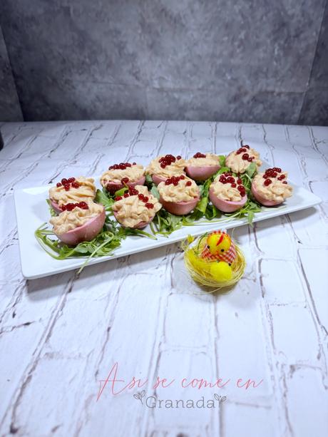 Huevos púrpura rellenos de atún y caviar de remolacha