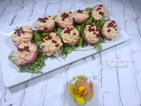 Huevos púrpura rellenos de atún y caviar de remolacha