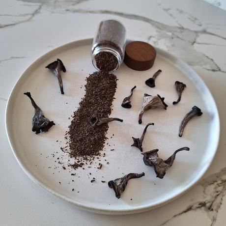 Trompetas de la muerte en polvo