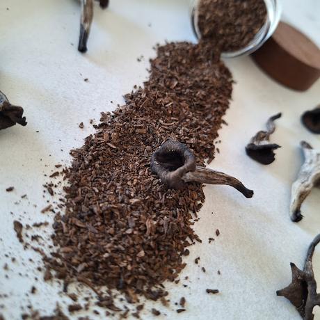 Trompetas de la muerte en polvo Trompetas de la muerte en polvo