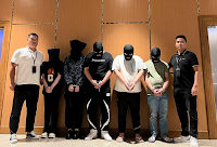 La Policía de Birmania entrega a cinco sospechosos de estafas 'online' a las autoridades chinas, en agosto de 2023.AFP
