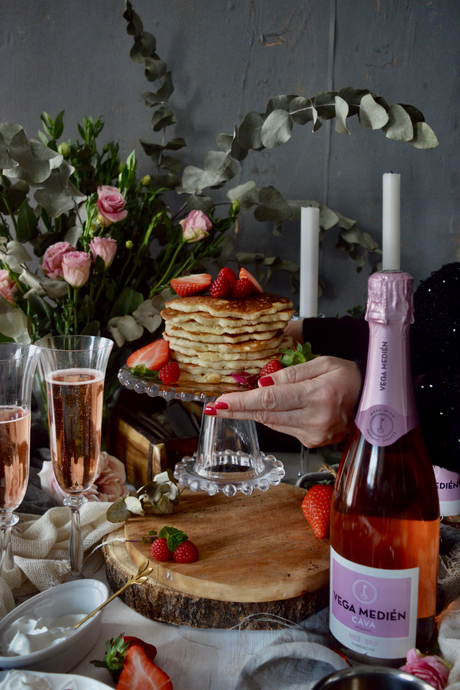 pancakes-esponjosos-de-cava-rosado