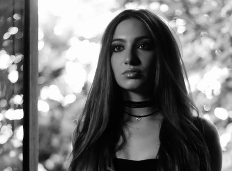 Zofi Consta presenta ‘Entre los dos’, una ruleta de emociones introspectivas Zofi Consta presenta ‘Entre los dos’, una ruleta de emociones introspectivas