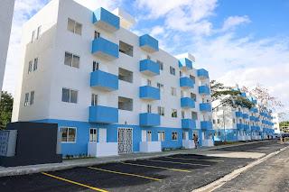 Abinader y Fellito entregan apartamentos a familias de Guajimía.