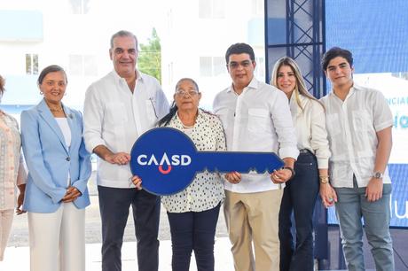 Abinader y Fellito entregan apartamentos a familias de Guajimía.