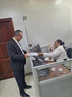 Pablo Vicente entrega a JCE propuesta para candidaturas independientes.