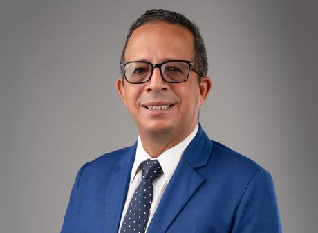 Pablo Vicente entrega a JCE propuesta para candidaturas independientes.