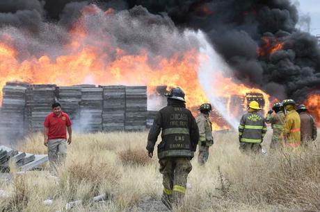 Soledad de Graciano Sánchez colabora en la extinción de incendio en fábrica de tarimas