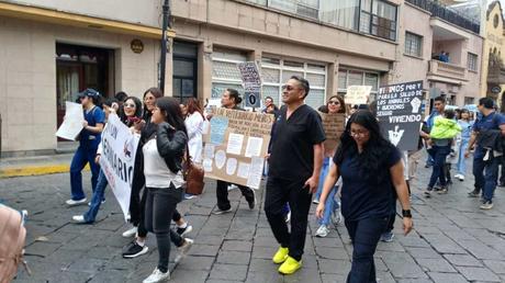 Veterinarios marchan en SLP para exigir respeto a su labor y denunciar violencia en su contra