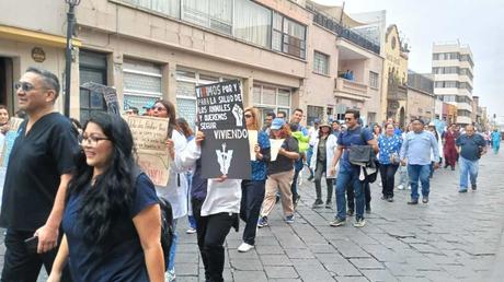 Veterinarios marchan en SLP para exigir respeto a su labor y denunciar violencia en su contra