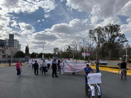Enfermeras protestan en Hospital Central por pensiones congeladas y falta de claridad en transición hacia IMSS-Bienestar
