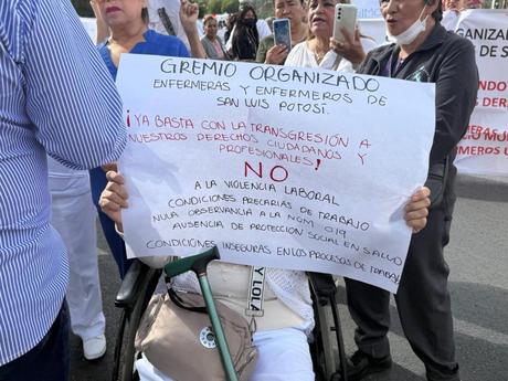 Enfermeras protestan en Hospital Central por pensiones congeladas y falta de claridad en transición hacia IMSS-Bienestar