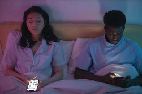 MODALTERNA. Salud al dia.  Hiperconectados pero aislados en el mundo digital