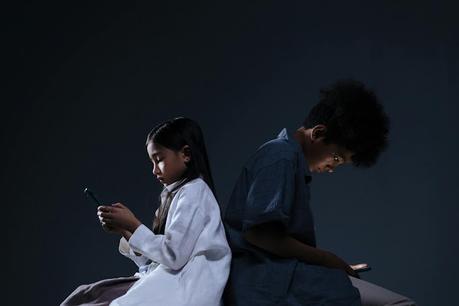 MODALTERNA. Salud al dia. Hiperconectados pero aislados en el mundo digital MODALTERNA. Salud al dia. Hiperconectados pero aislados en el mundo digital