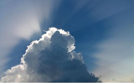 El efecto borde de nube posibilita que un panel solar genere más energía de lo previsto cuando la luz se concentra en los bordes de una nube