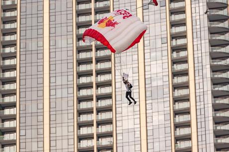 El chileno Sebastián «Ardilla» Álvarez hace historia al slatar en paracaídas desde el edificio más alto del MUNDO