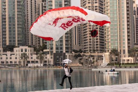 El chileno Sebastián «Ardilla» Álvarez hace historia al slatar en paracaídas desde el edificio más alto del MUNDO