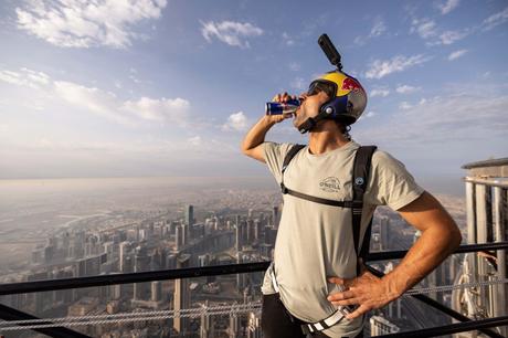 El chileno Sebastián «Ardilla» Álvarez hace historia al slatar en paracaídas desde el edificio más alto del MUNDO