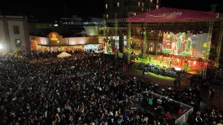 San Luis Capital vibra con la presentación de Óscar D’León en la Plaza de Fundadores