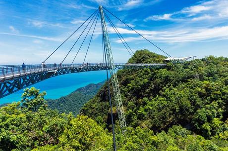Puente elevado en la isla de Langkawi