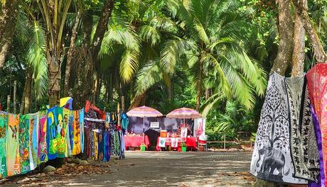 Mercancías en venta en una calle de Dominical, Costa Rica