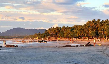 Marea baja al atardecer en Tamarindo, Costa Rica