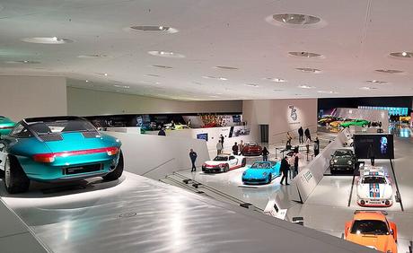21 atracciones y actividades mejor valoradas en Stuttgart Vista de los coches en el Museo Porsche