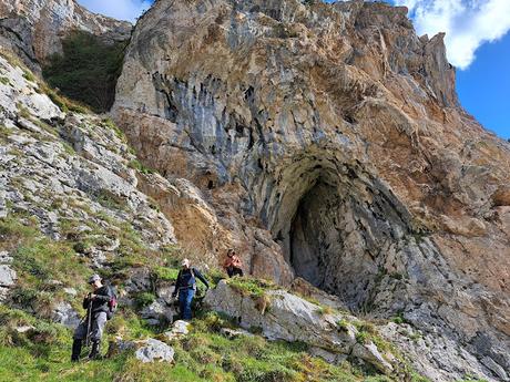Peña Gradura y La Sala por Senda L' Gabitu y Cuafurada