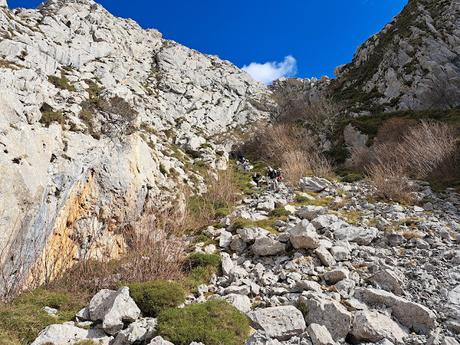 Peña Gradura y La Sala por Senda L' Gabitu y Cuafurada