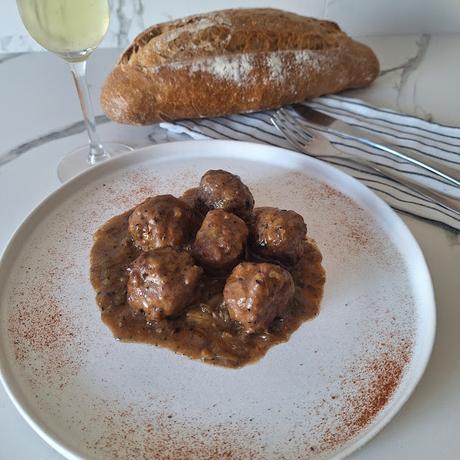Albóndigas con calçots en salsa de trompetas de la muerte Albóndigas con calçots en salsa de trompetas de la muerte