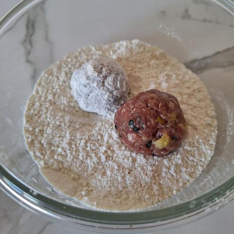 Albóndigas con calçots en salsa de trompetas de la muerte Albóndigas con calçots en salsa de trompetas de la muerte