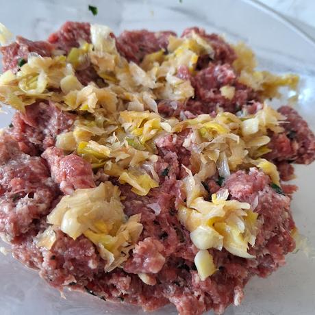 Albóndigas con calçots en salsa de trompetas de la muerte Albóndigas con calçots en salsa de trompetas de la muerte