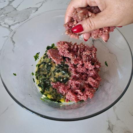 Albóndigas con calçots en salsa de trompetas de la muerte Albóndigas con calçots en salsa de trompetas de la muerte
