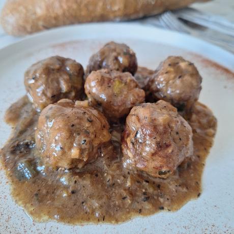 Albóndigas con calçots en salsa de trompetas de la muerte Albóndigas con calçots en salsa de trompetas de la muerte