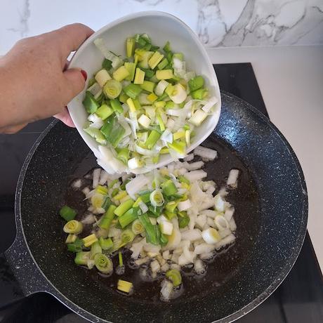 Albóndigas con calçots en salsa de trompetas de la muerte Albóndigas con calçots en salsa de trompetas de la muerte