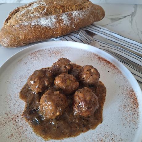 Albóndigas con calçots en salsa de trompetas de la muerte Albóndigas con calçots en salsa de trompetas de la muerte