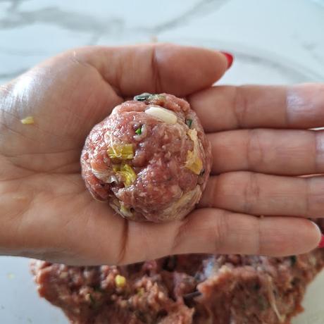 Albóndigas con calçots en salsa de trompetas de la muerte Albóndigas con calçots en salsa de trompetas de la muerte